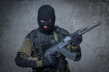 Yün terörist ellerinde otomatik tüfek ile