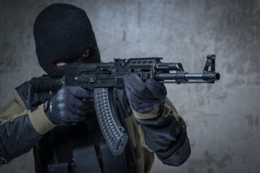 Yün terörist ellerinde otomatik tüfek ile
