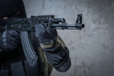 Yün terörist ellerinde otomatik tüfek ile