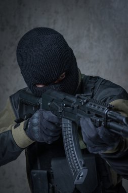 Yün terörist ellerinde otomatik tüfek ile