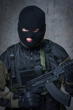Yün terörist ellerinde otomatik tüfek ile