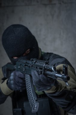 Yün terörist ellerinde otomatik tüfek ile