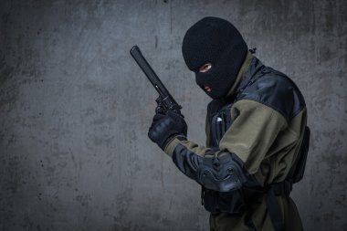 Yün terörist ile büyük silah tüfek elinde