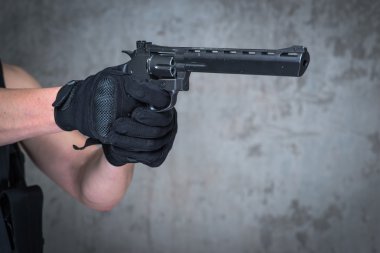 Yün terörist ile büyük silah tüfek elinde