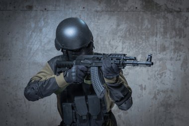 Ellerinde otomatik tüfek ile kask içinde terör