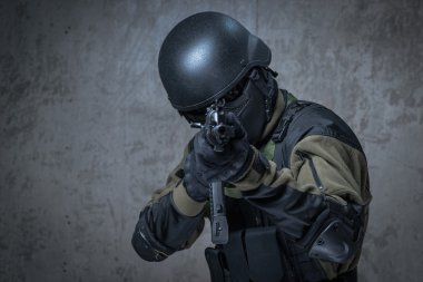 Ellerinde otomatik tüfek ile kask içinde terör