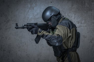 Ellerinde otomatik tüfek ile kask içinde terör