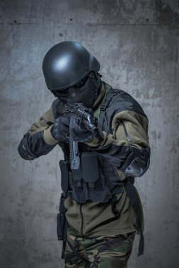 Ellerinde otomatik tüfek ile kask içinde terör