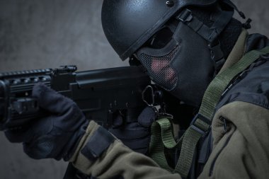 Ellerinde otomatik tüfek ile kask içinde terör