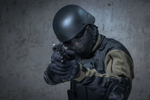 Terrorista no capacete com grande arma nas mãos — Fotografia de Stock