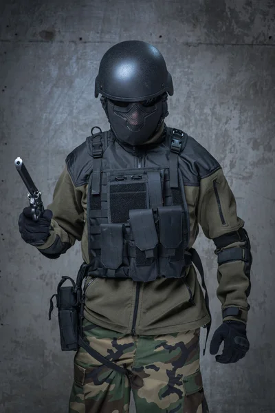 恐怖分子在头盔用大枪在手中 — 图库照片
