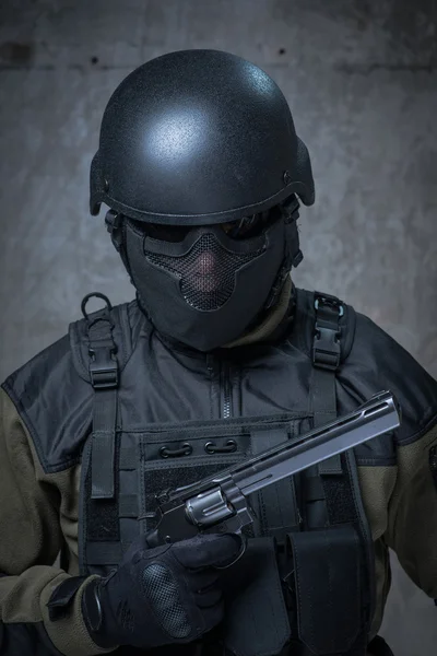 Terrorista no capacete com grande arma nas mãos — Fotografia de Stock
