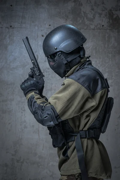 Terrorist mit Helm und großer Waffe in der Hand — Stockfoto