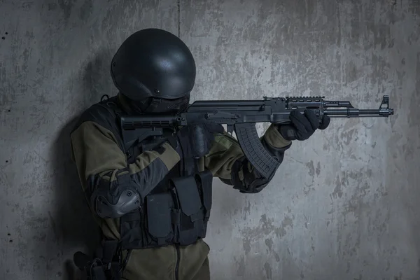 Terrorista no capacete com espingarda automática nas mãos — Fotografia de Stock