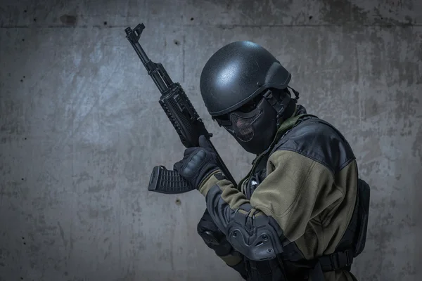 Terrorista no capacete com espingarda automática nas mãos — Fotografia de Stock