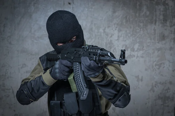 Terroriste en cagoule avec fusil automatique dans les mains — Photo