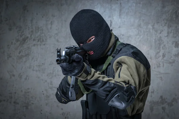 Terrorista in passamontagna con fucile automatico in mano — Foto Stock