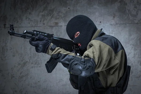 Terroriste en cagoule avec fusil automatique dans les mains — Photo