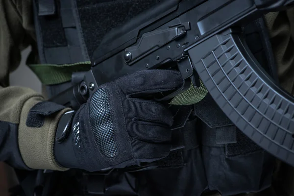 Με αυτόματο όπλο στα χέρια της τρομοκρατίας στα γάντια — Φωτογραφία Αρχείου