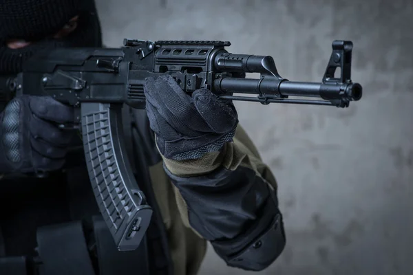 Terrorista em balaclava com espingarda automática nas mãos — Fotografia de Stock