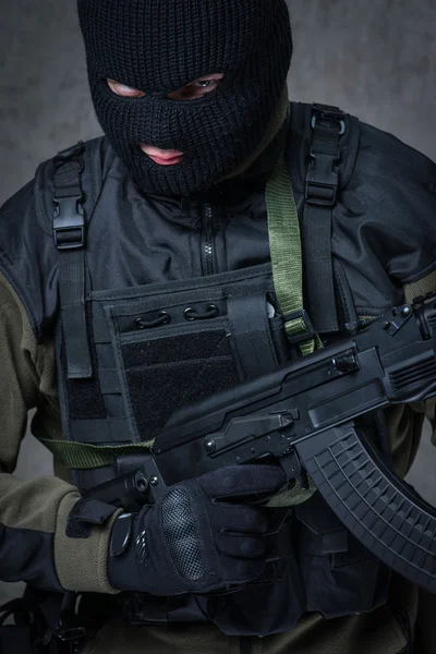 Terrorista em balaclava com espingarda automática nas mãos — Fotografia de Stock