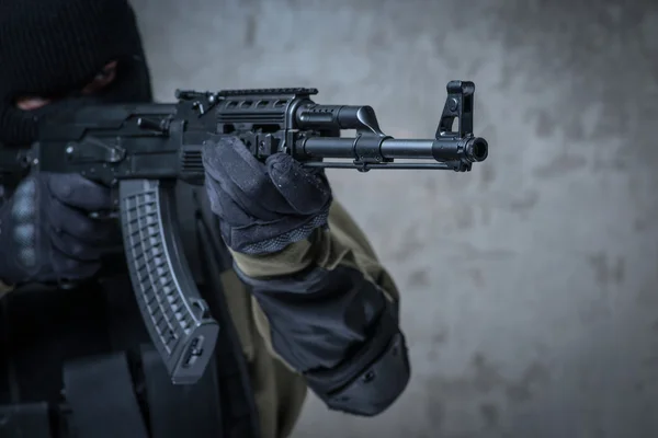 Terrorist mit Sturmhaube und automatischem Gewehr in der Hand — Stockfoto