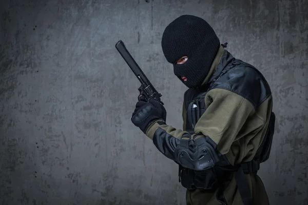 Terrorist i balaclava med stor pistol gevär i händerna — Stockfoto