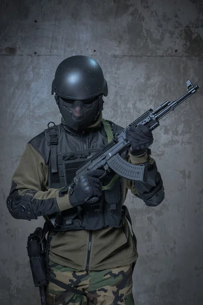 Terrorist mit Helm und automatischem Gewehr in der Hand — Stockfoto