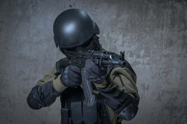 Terorista v přilbě s automatickou puškou v ruce — Stock fotografie