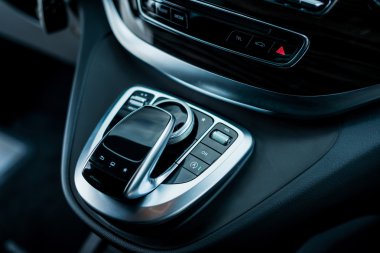 Lüks araba iç ayrıntılar. Şanzıman kumanda ile orta konsol