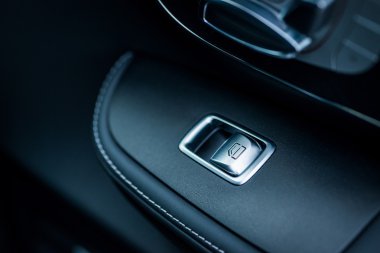 Lüks araba iç. Kapı, koltuk ve pencere kontrolleri