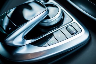 Lüks araba iç ayrıntılar. Şanzıman kumanda ile orta konsol