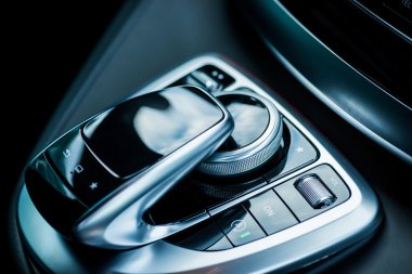 Lüks araba iç ayrıntılar. Şanzıman kumanda ile orta konsol