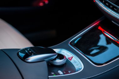 Lüks araba iç ayrıntılar. Şanzıman kumanda ile orta konsol