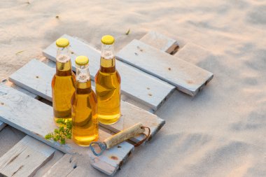 Rustik ahşap tahta üzerinde duran üç bira şişeleri