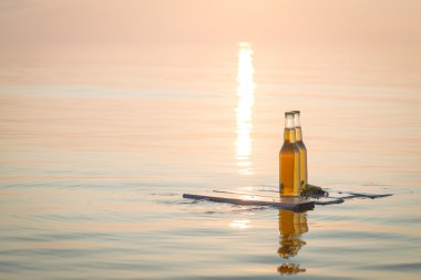 Ahşap tahta üzerinde yüzen bira şişeleri