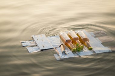 Ahşap tahta üzerinde yüzen bira şişeleri