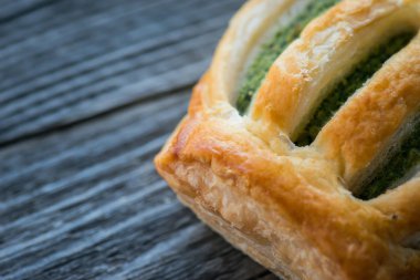 Taze pişmiş ıspanak pie bir rustik ahşap tablo