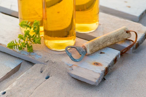 Trois bouteilles de bière debout sur la planche de bois rustique — Photo