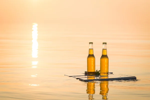 Bouteilles de bière flottant sur la planche en bois — Photo