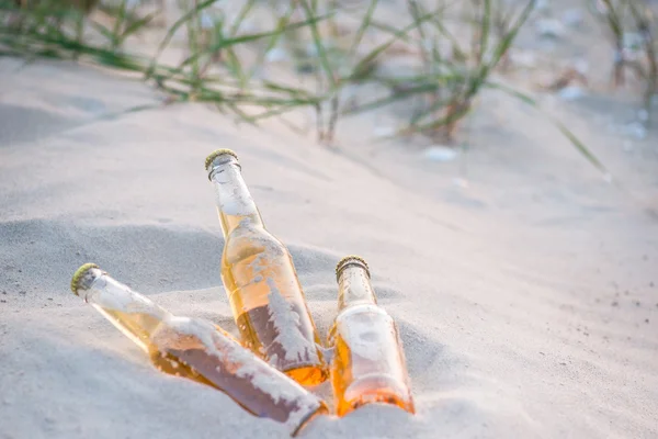 Τρία μπουκάλια κρύα μπύρα στην άμμο — Φωτογραφία Αρχείου