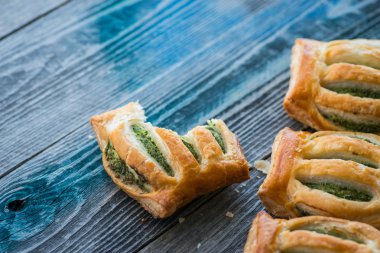 Taze pişmiş ıspanak pie bir rustik ahşap tablo