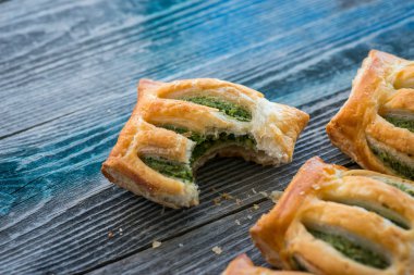 Taze pişmiş ıspanak pie bir rustik ahşap tablo