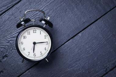 Siyah ahşap yüzeye Vintage çalar saat