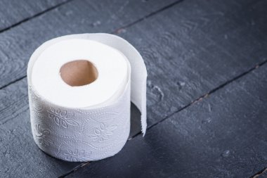 Tuvalet kağıdı masanın üstünde.