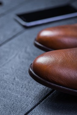 Siyah zemin üzerinde kahverengi deri ayakkabı