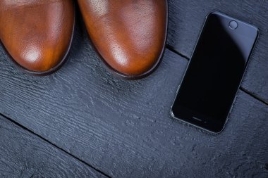 Siyah zemin üzerinde kahverengi deri ayakkabı