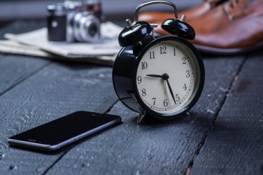 Siyah zemin üzerinde kahverengi deri ayakkabı