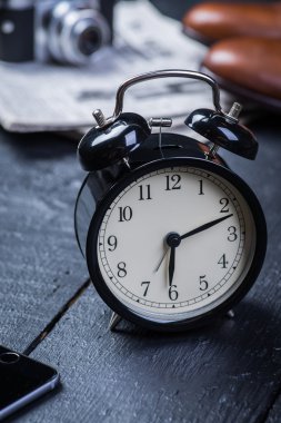 Siyah zemin üzerinde kahverengi deri ayakkabı