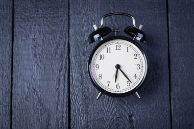 Siyah ahşap yüzey çalar saat
